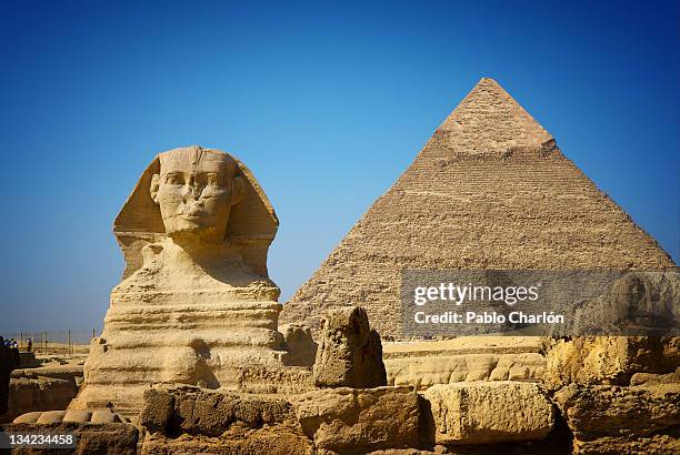 great sphinx and pyramid of khafre - pyramid shape stock pictures, royalty-free photos & images