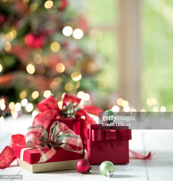 regali di natale e sfondo dell'albero di natale - ambientazione foto e immagini stock
