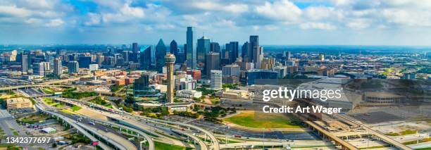 dallas skyline antenne - dallas tx stock-fotos und bilder