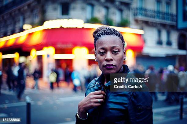 black woman looking at camera - portrait français photos et images de collection