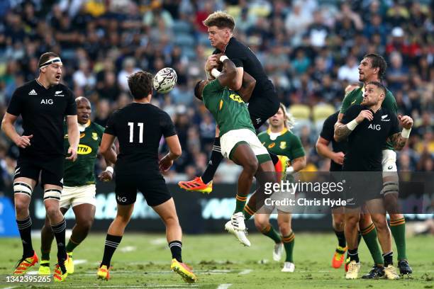 Jordie Barrett of the All Blacks competes with Sbu Nkosi of South Africa in the air during the Rugby Championship match between the New Zealand All...