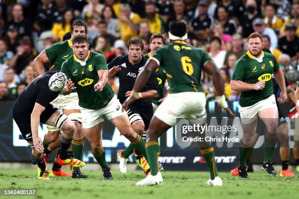 Malcolm Marx of South Africa passes the ball during the Rugby Championship match between the New Zealand All Blacks and the South African Springboks...