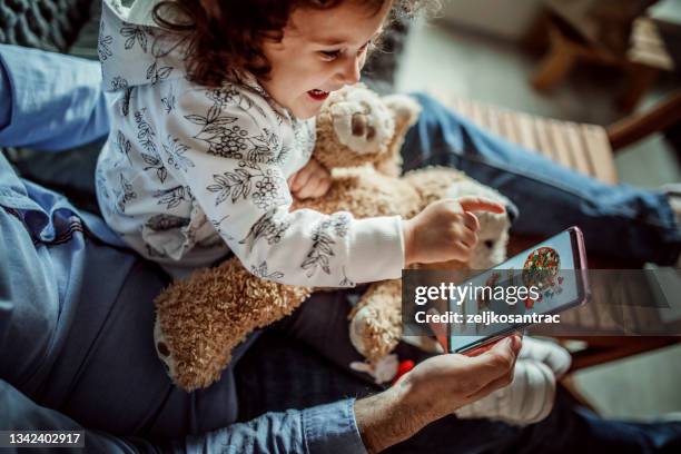 vater bestellt essen online am telefon - child delivering stock-fotos und bilder