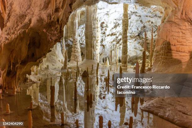 underground karst cave in italy. marche region - cavité photos et images de collection