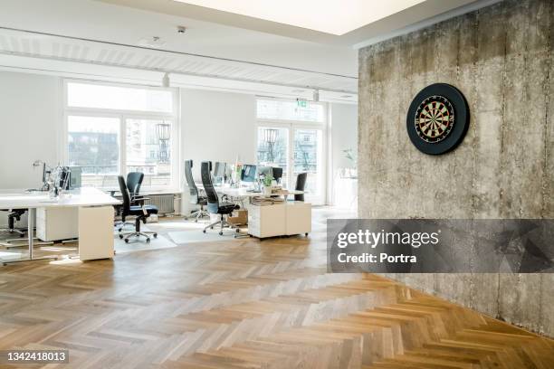 interior of an open plan office space - houten vloer stockfoto's en -beelden