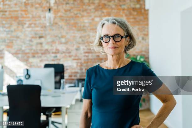 ritratto di una donna d'affari anziana in carica - donne mature foto e immagini stock