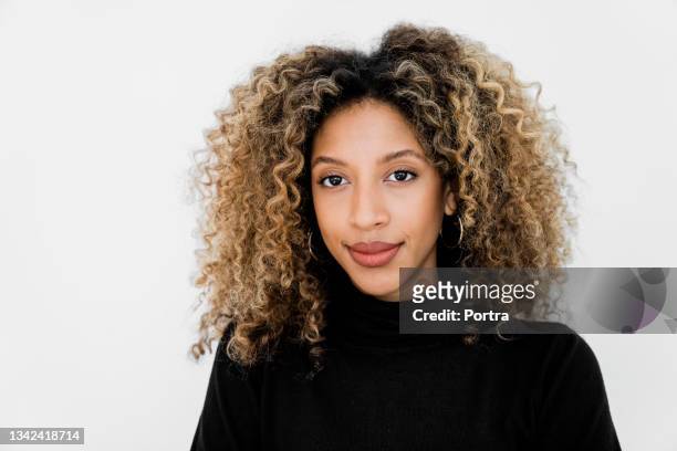 portrait of a confident young businesswoman - african american businesswoman isolated stockfoto's en -beelden