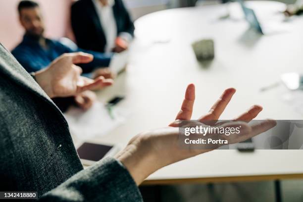 nahaufnahme des geschäftsfrauenanspracheteams im meeting - verkaufsgespräch stock-fotos und bilder