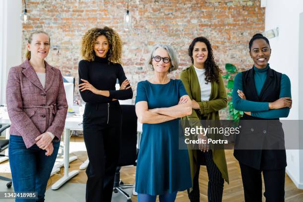 portrait of successful female business team in office - multi ethnic group imagens e fotografias de stock