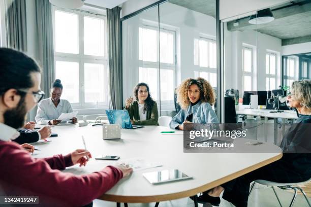 empresarios en reunión de la sala de juntas - compromiso de los empleados fotografías e imágenes de stock