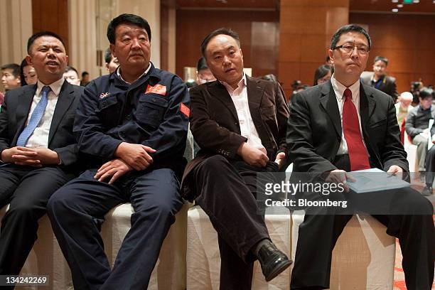 Gao Jifan, chief executive officer of Trina Solar Ltd., Miao Liansheng, chief executive officer of Yingli Green Energy Holding Co., Shi Zhengrong,...