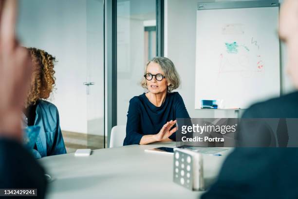 senior businesswoman planung mit team in einem meeting - board room stock-fotos und bilder