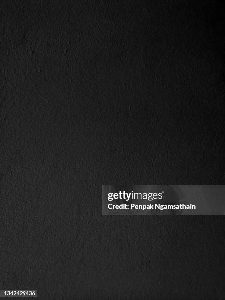 black color​ paint​ on cement​ wall​ concrete textured background​ abstract​ material​ rough​ surface - textures black foto e immagini stock