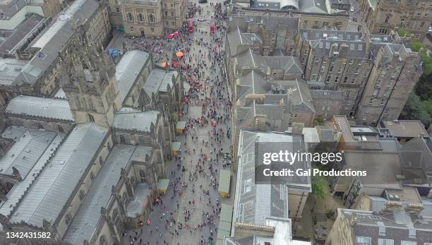 aerial /edinburgh festival  and visitors along the royal mile - edinburgh festival stock-fotos und bilder