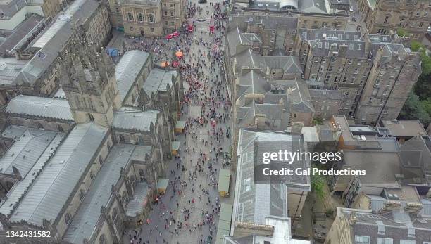 aerial /edinburgh festival  and visitors along the royal mile - edinburgh international book festival stock-fotos und bilder