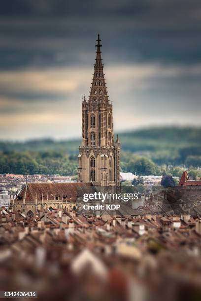 the cathedral of bern, bern münster, switzerland. cityscape scenery of bern the capital city of switzerland. - canton de berne photos et images de collection