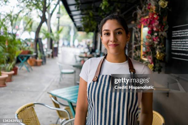 serveuse heureuse travaillant à l’extérieur dans un restaurant et souriante - serveuse photos et images de collection