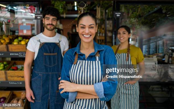 femme à la tête d’un groupe de vendeurs travaillant sur un marché alimentaire - shop seller photos et images de collection