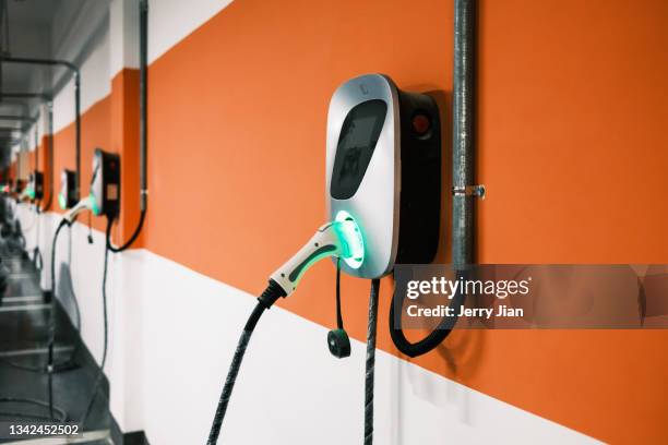 smart car's charging equipment - elektroauto stock-fotos und bilder