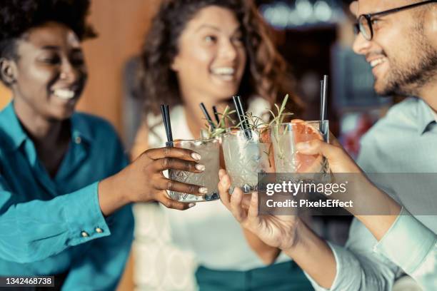 la fiesta nunca se ha sentido tan bien - cocktail fotografías e imágenes de stock