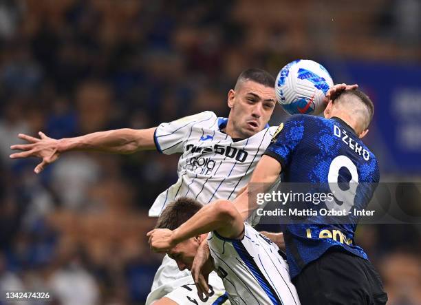 Edin Dzeko of FC Internazionale competes for the ball with Merih Demiral and Joakim Maehle of Atalanta BC during the Serie A match between FC...