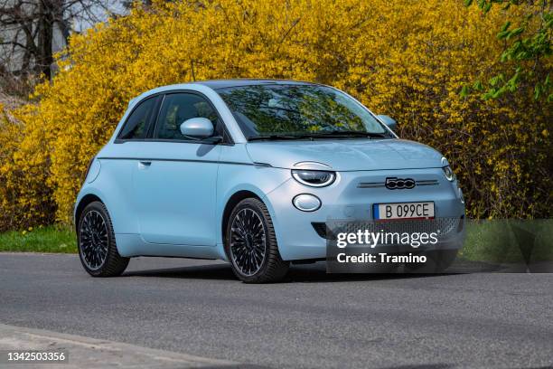 fiat 500e on a street - fiat 500 stockfoto's en -beelden