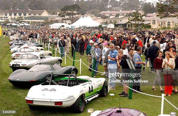 Thousands of spectators look at vintage cars on display at the 2002 Pebble Beach Concours d'Elegance August 18, 2002 in Pebble Beach, California. The...