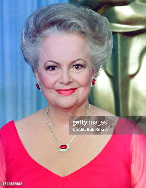 Olivia de Havilland backstage at the Academy Awards show at the Shrine Auditorium, April 11,1988 in Los Angeles, California.