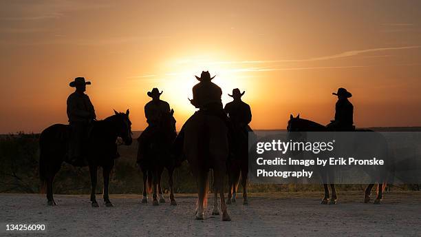 cowboys and cowgirl at sunrise - oeste fotografías e imágenes de stock