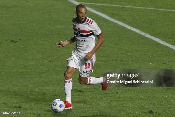 Miranda of Sao Paulo controls the ball during a match between Sao Paulo and Atletico Mineiro as part of Brasileirao 2021 at Morumbi Stadium on...