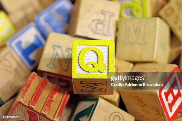 toy blocks - letter q - q and a stock-fotos und bilder