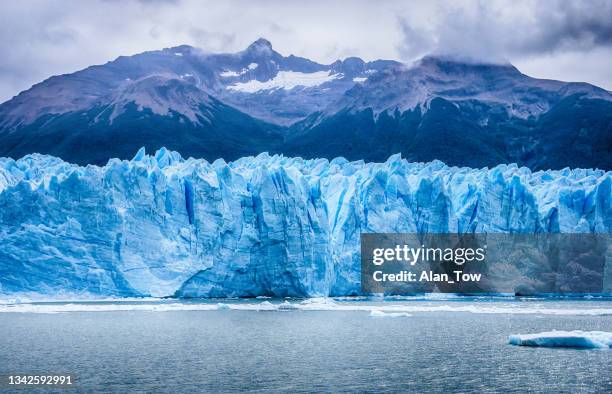 closeup view of grey glacier icebergs, perito moreno glacier, patagonia, argentina - winter wonder land stockfoto's en -beelden
