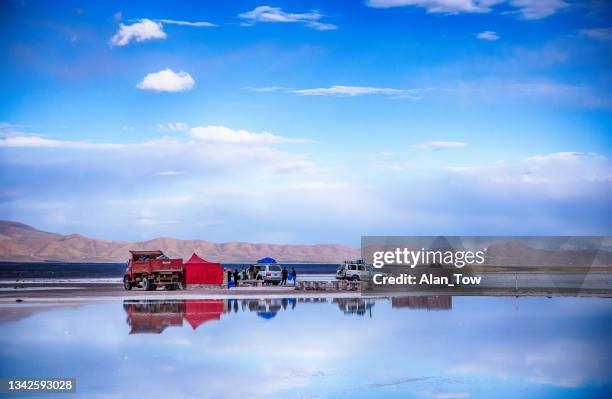 adventure road trip at salt flat salar de uyuni, bolivia - potosi stock pictures, royalty-free photos & images