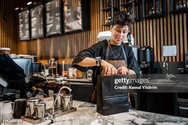 curbside abholen essen in einem café - coffee package stock-fotos und bilder