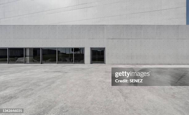 empty studio background, concrete texture - zementboden stock-fotos und bilder