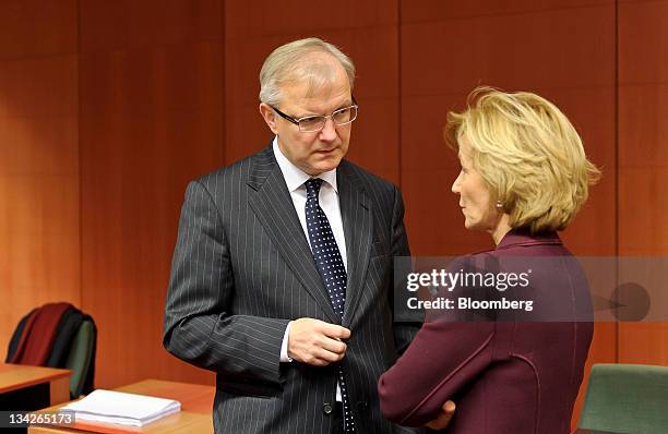 Olli Rehn, the European Union's economic and monetary affairs commissioner, left, speaks with Elena Salgado, Spain's finance minister, during a...