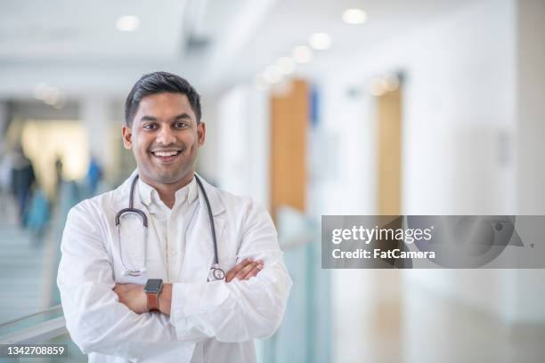 porträt eines männlichen arztes - male doctor portrait stock-fotos und bilder