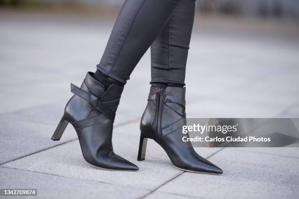 close-up of a woman's feet in high heels shoes walking in the street - pantalon en cuir photos et images de collection
