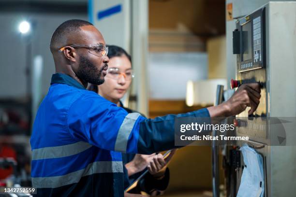 Machine Assembly Worker Assembly Line People Machines Photos and Premium High Res Pictures ...