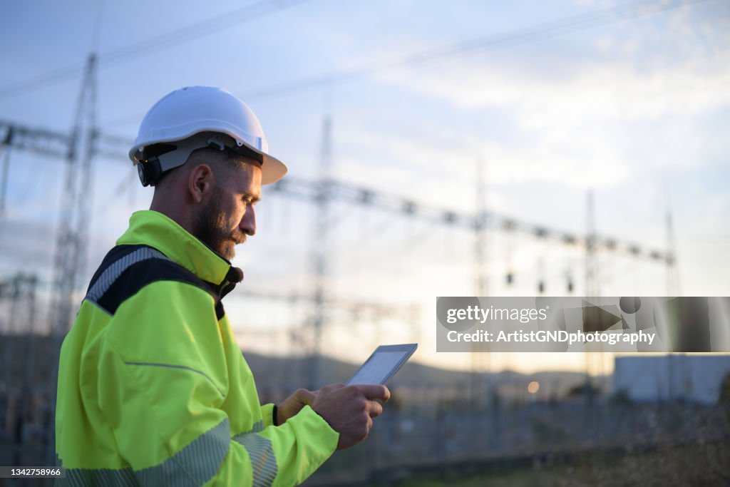 Elektroingenieur Usung Digital Tablet im Kraftwerk