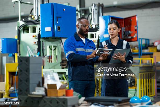 decision-making of quality control in product process concepts. two diversity of quality control engineers are discussing engineering parts to ensure that a product adheres to a defined set of quality criteria the requirements of the customer. - papierwerk stock-fotos und bilder