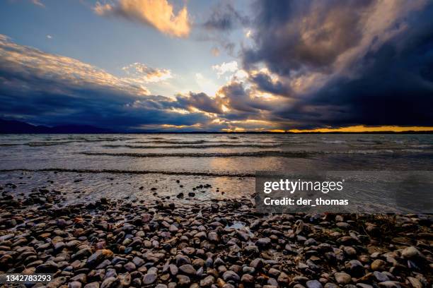 intempéries et tempêtes sur le lac chiemsee bayern - chiemsee photos et images de collection