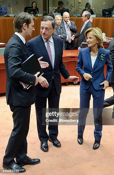 Francois Baroin, France's finance minister, left, speaks with Mario Draghi, president of the European Central Bank , center, and Elena Salgado,...