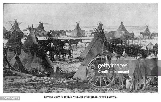 old engraved illustration of drying meat in indian village, pine ridge, south dakota - reserva indígena americana - fotografias e filmes do acervo
