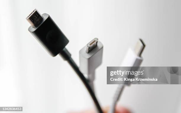 charger ends - cargador de móvil fotografías e imágenes de stock