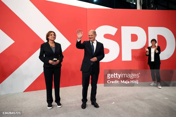 Olaf Scholz, chancellor candidate of the German Social Democrats , waves to supporters next to his wife Britta Ernst in reaction to initial results...