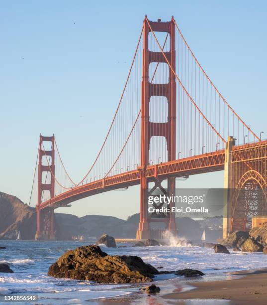 marshall's beach y golden gate bridge en san francisco, california - parque de golden gate fotografías e imágenes de stock