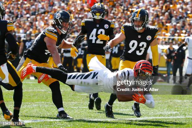 Tyler Boyd of the Cincinnati Bengals scores a touchdown during the first quarter in the game against the Pittsburgh Steelers at Heinz Field on...