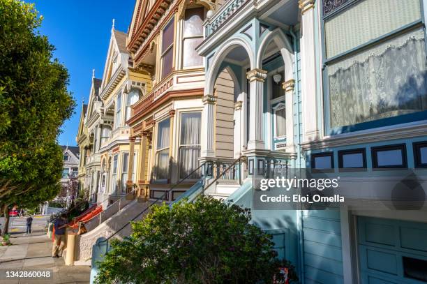 painted ladies am alamo square in san francisco kalifornien usa - volles haus stock-fotos und bilder