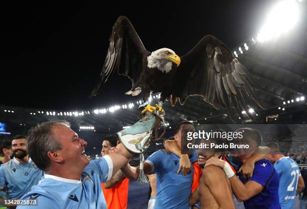 Lazio players celebrate their team's victory following the Serie A match between SS Lazio and AS Roma at Stadio Olimpico on September 26, 2021 in...